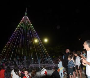 Se encendieron las luces del arbolito de Navidad de Rivadavia y San Martín