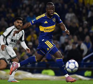 Boca goleó a Central Córdoba y se acomodó en la pelea