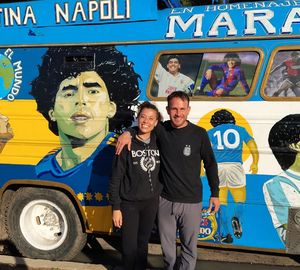 Un motorhome en homenaje a Maradona recorre el país y hace escala en Junín