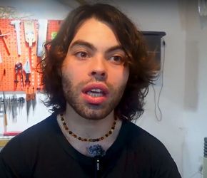 Joven lutier armó un taller para construir sus guitarras