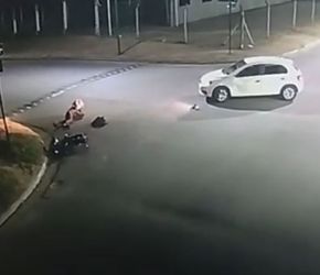 Chocó con su moto y salió volando