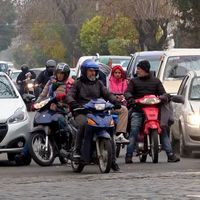 Quejas por los embotellamientos en calle Alberdi durante las horas pico