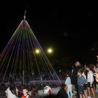 Se encendieron las luces del arbolito de Navidad de Rivadavia y San Martín