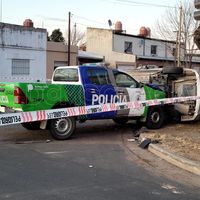 Impresionante choque y vuelco entre patrullero y un auto