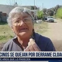 VECINOS SE QUEJAN POR DERRAME CLOACAL EN LEBENSOHN Y DANA.