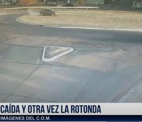 CAIDA DE MOTO  Y AUTO SOBRE ROTONDA