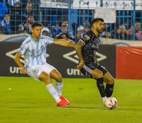 Atlético Tucumán derrotó a Sarmiento sobre la hora