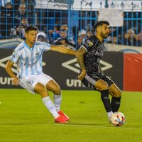 Atlético Tucumán derrotó a Sarmiento sobre la hora