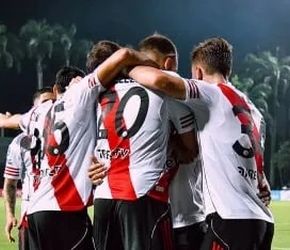River venció a Carabobo y se acercó a la clasificación