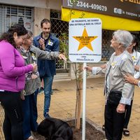 Descubrieron un cartel en memoria del inspector Carlos Ottaviani en un acto cargado de emoción