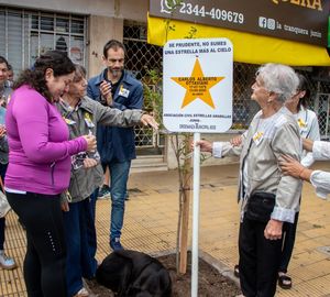 Descubrieron un cartel en memoria del inspector Carlos Ottaviani en un acto cargado de emoción