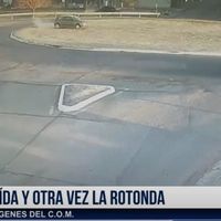 CAIDA DE MOTO  Y AUTO SOBRE ROTONDA
