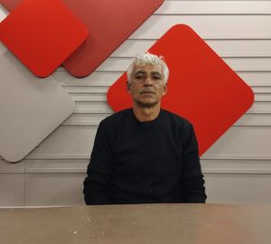 Un padre busca ayuda para costear  el tratamiento cardíaco de su hijo
